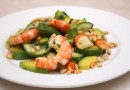 Мятный салат из огурцов с креветками и авокадо