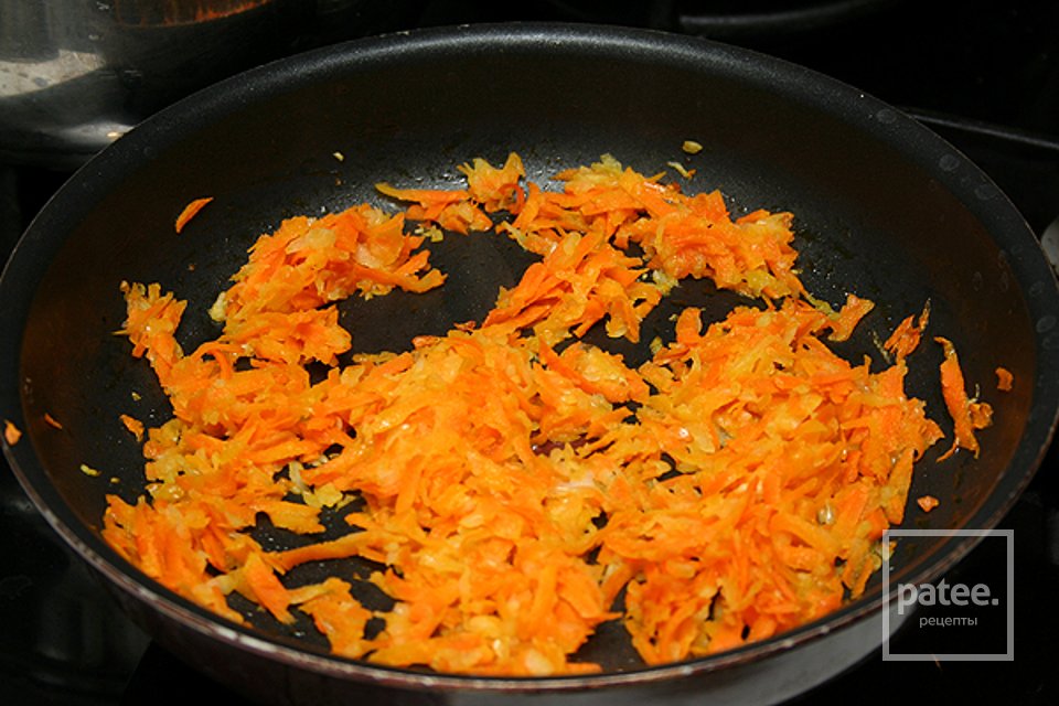 Пассировка это. Пассировка лука и моркови. Пассировка лука и моркови для супа. Пассерованный лук и морковь. Обжареваем лук имарковку.