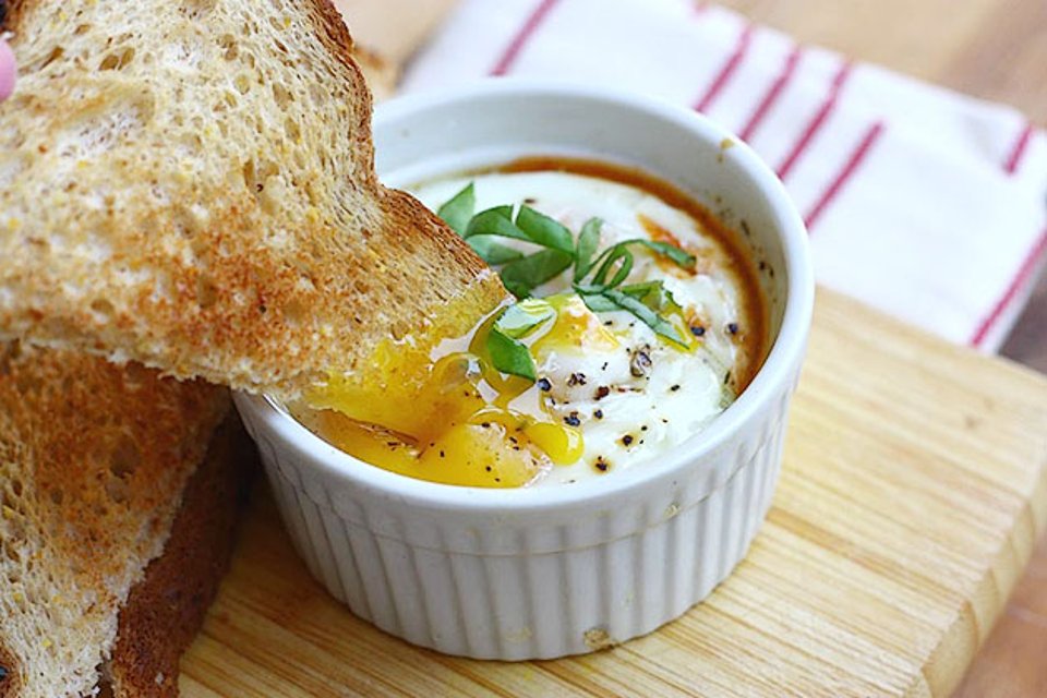 Завтраки в духовке рецепты. Запеченные яйца. Яичница с соусом. Яйца запеченные в духовке. Яйца запеченные под молочным соусом.