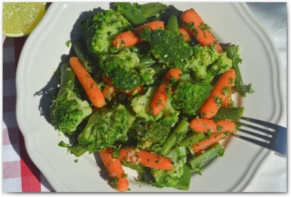 Салат из цветной капусты и брокколи с кукурузой и перцем: рецепт - Лайфхакер