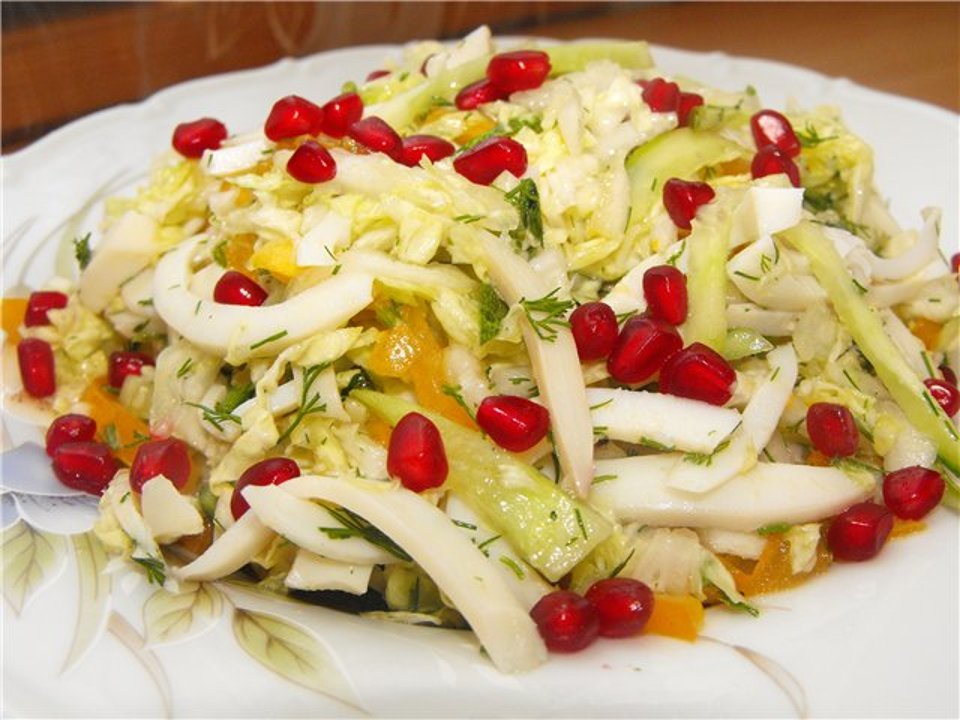 Салат из свежей капусты с кальмарами - пошаговый рецепт с фото на Вкусномир