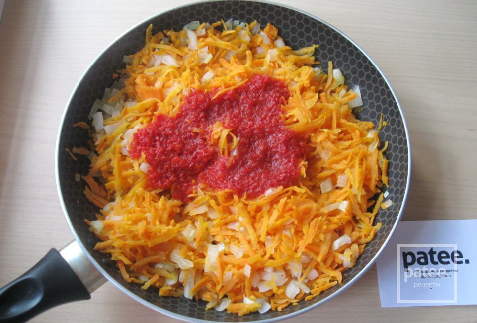 Печень в томатном соусе с морковью и луком на сковороде рецепт с фото