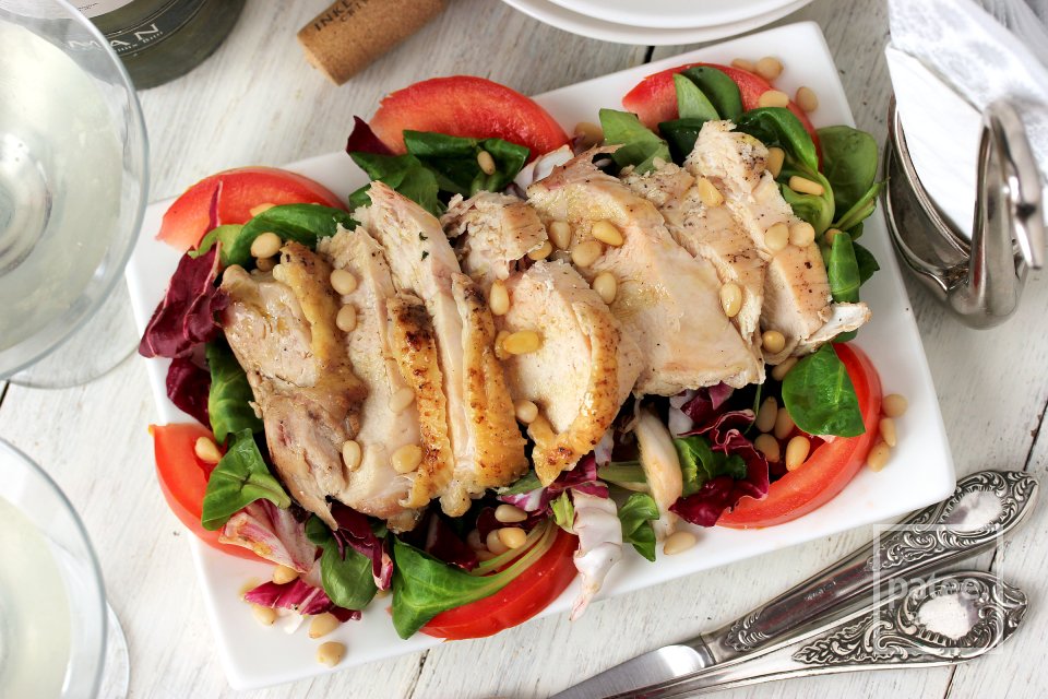 Куриный салат с кедровыми орешками, пошаговый рецепт на 97 ккал, фото, ингредиенты -