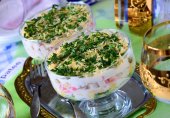 Салат с крабовыми палочками, мидиями, твердым сыром и кукурузой