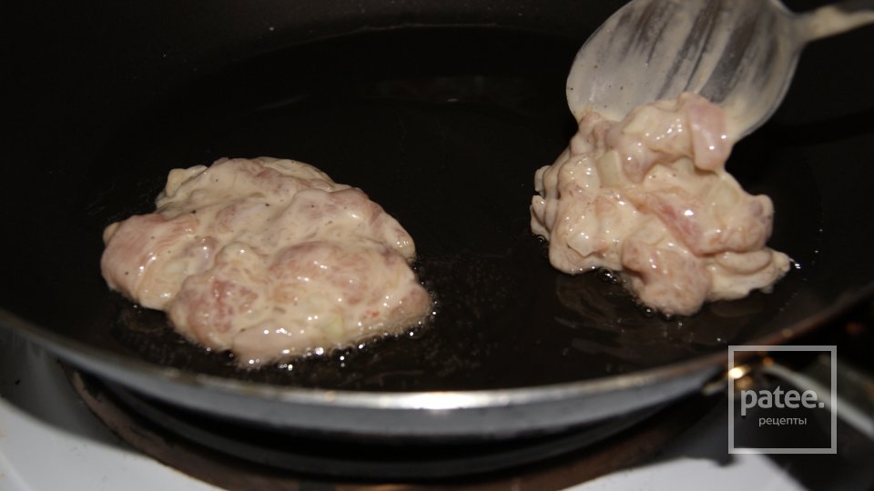 Оладушки из куриной грудки рубленные с майонезом с фото пошагово на сковороде