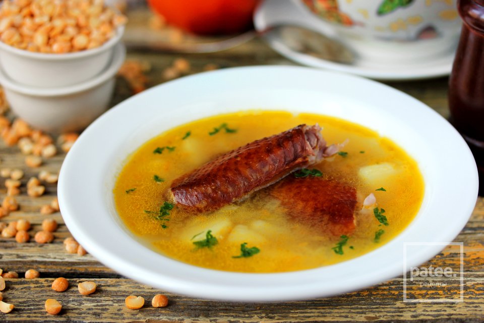 Гороховый суп с курицей картошкой и копченой колбасой