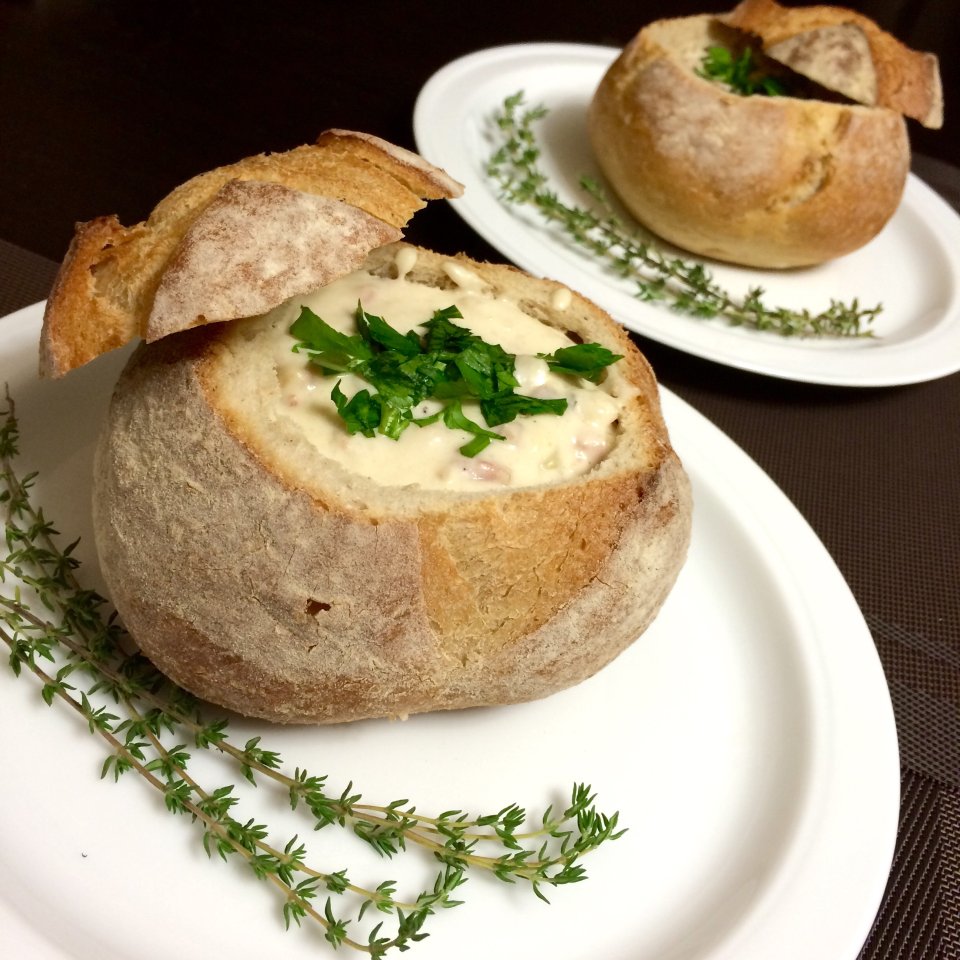 Клэм чаудер (clam chowder) в хлебной тарелке - рецепт с фотографиями -  Patee. Рецепты