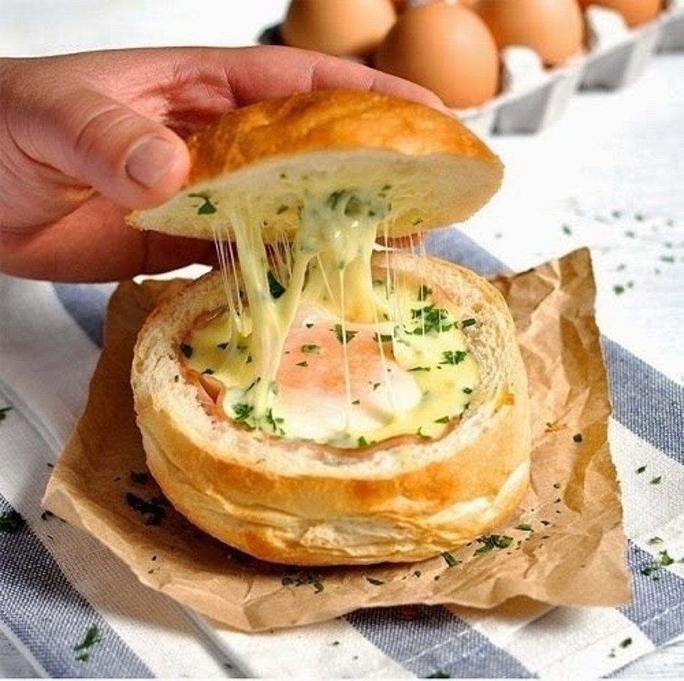 Горячие бутерброды с яйцом и колбасой