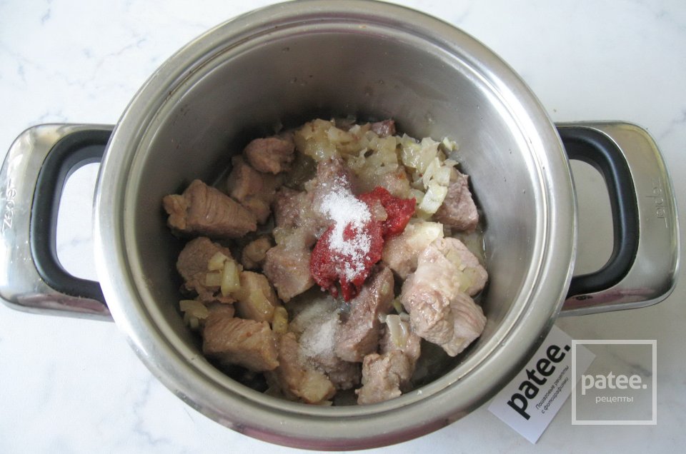 Как вкусно приготовить гуляш из свинины с подливкой на сковороде фото пошагово в домашних условиях