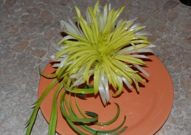 Хризантема из лука-порея для салата/горячего