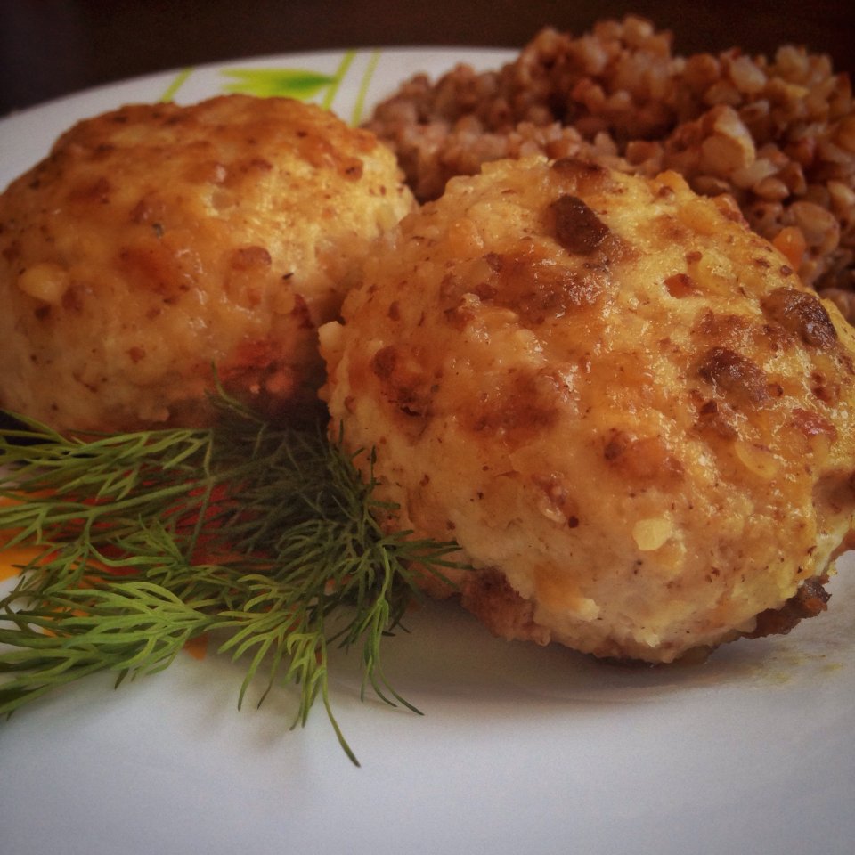 Куриные котлетки с сыром в орехово-изюмной панировке - рецепт с  фотографиями - Patee. Рецепты