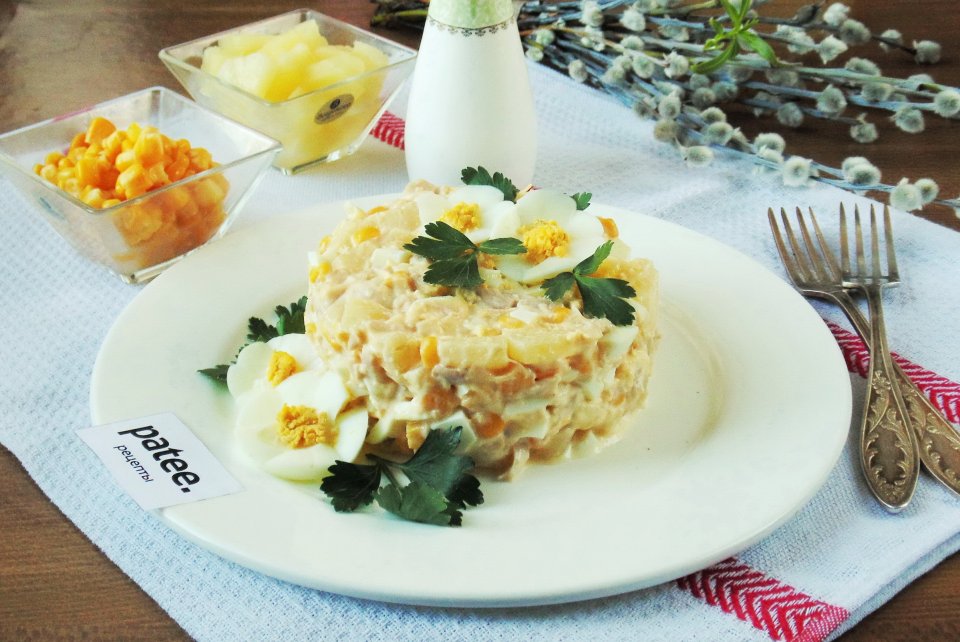 Салат из курицы с ананасами, кукурузой и сыром