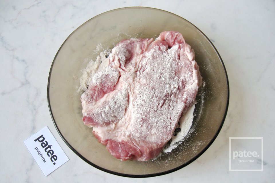 Отбивные из свинины в сырном кляре на сковороде: рецепт - Лайфхакер