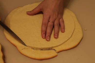 Как обрезать ровно круглый торт