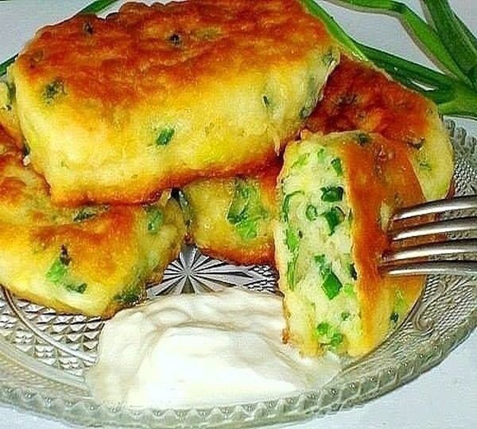 Пирожки с зеленым луком и яйцами в духовке