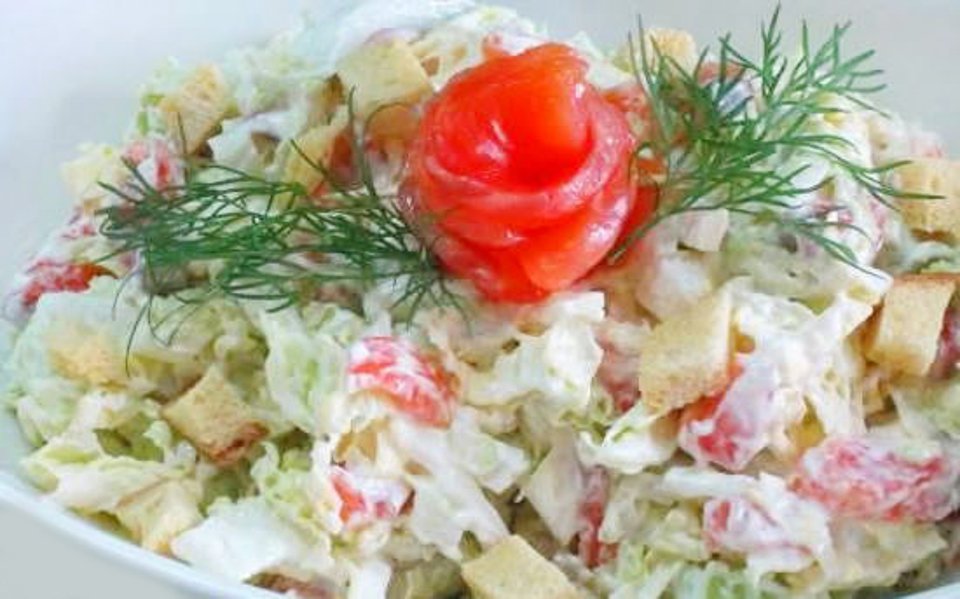 10 очень вкусных салатов с сухариками