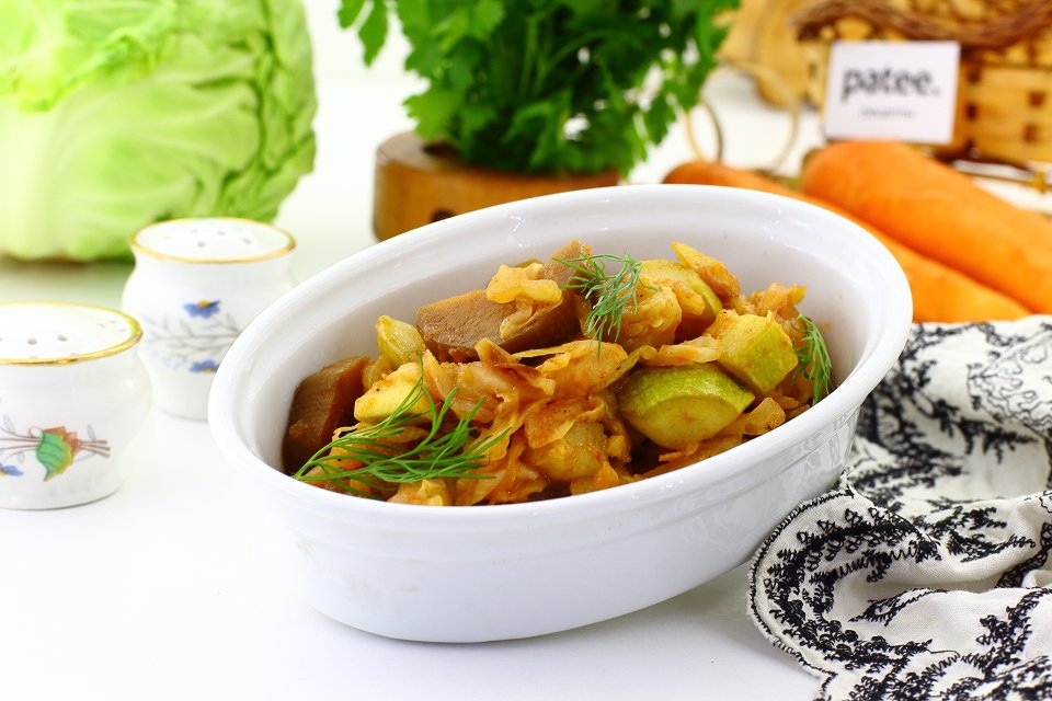 Овощное рагу с кабачками капустой и картошкой и мясом с фото