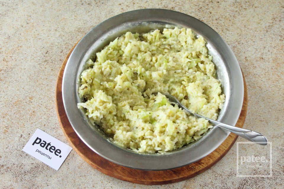 Как приготовить капустные оладьи из свежей капусты на сковороде рецепт с фото пошагово