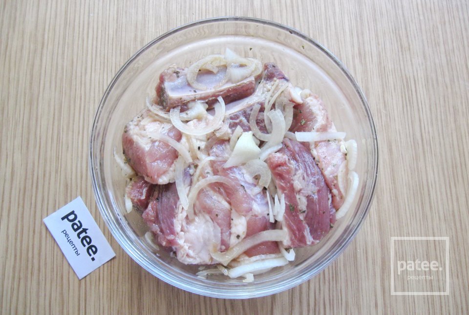 Ребрышки свиные с луком жареные на сковороде рецепт с фото на
