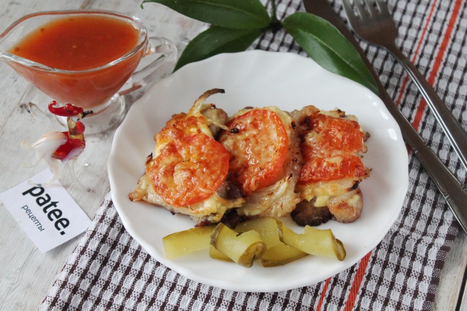 Мясо по французски в духовке из свинины с помидорами и сыром с фото