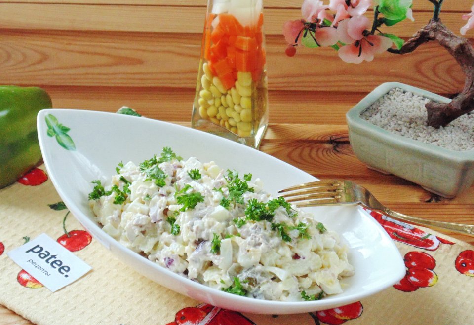 Вкусный салат со свининой и помидорами