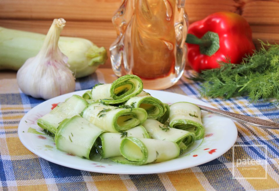 Кабачки с уксусом быстрого приготовления. Маринованные кабачки быстрого приготовления. Закуска из кабачков на праздничный стол. Кабачковые рулетики пальчики оближешь. Закуска из кабачков маринованная праздничный.