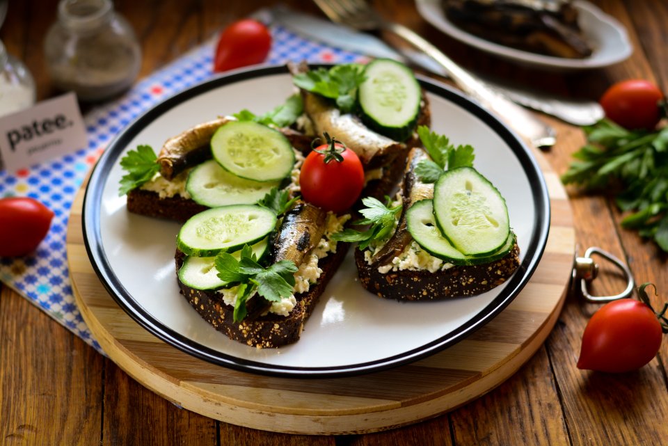 Бутерброд со шпротами и огурцом на черном хлебе пошаговый рецепт с фото пошагово классический