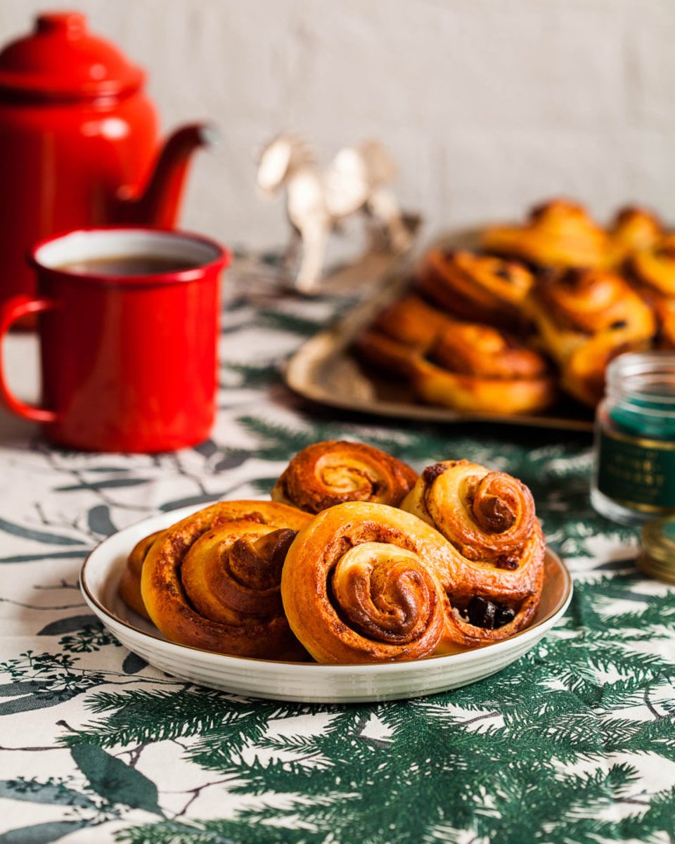 Булочки с шафраном, корицей и изюмом - рецепт с фотографиями - Patee.  Рецепты