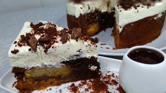 Персиковый пирог с шоколадом и сметанным кремом