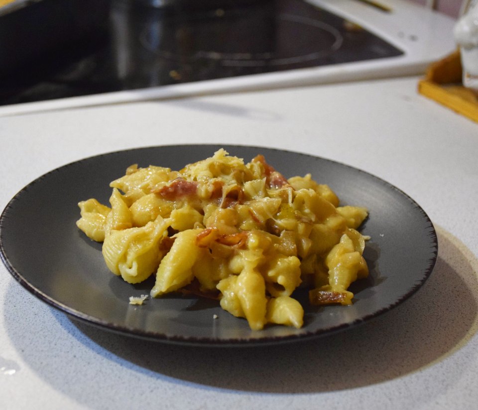 РЕЦЕПТ МАКАРОШЕК С СЫРОМ,СОУСОМ БЕШАМЕЛЬ,БЕКОНОМ, ПАССИВИРОВАННЫМ ЛУКОМ И  ТОМЛЁНОЙ ГРУШЕЙ - рецепт с фотографиями - Patee. Рецепты