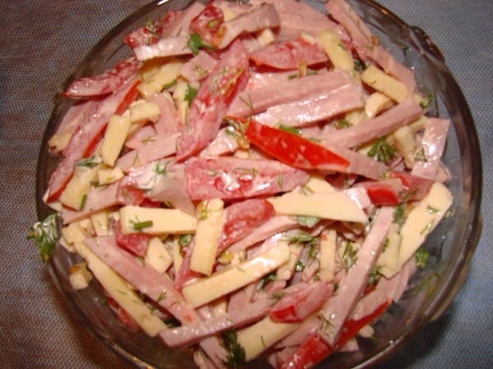 Салат с ветчиной, помидорами, сыром и яйцами