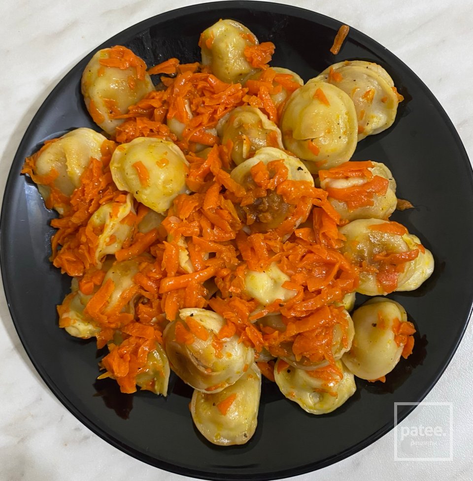 Тушеные пельмени 🥟 с морковью 🥕 и луком 🧅 - рецепт с фотографиями -  Patee. Рецепты