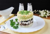 Салат с курицей, черносливом и грибами
