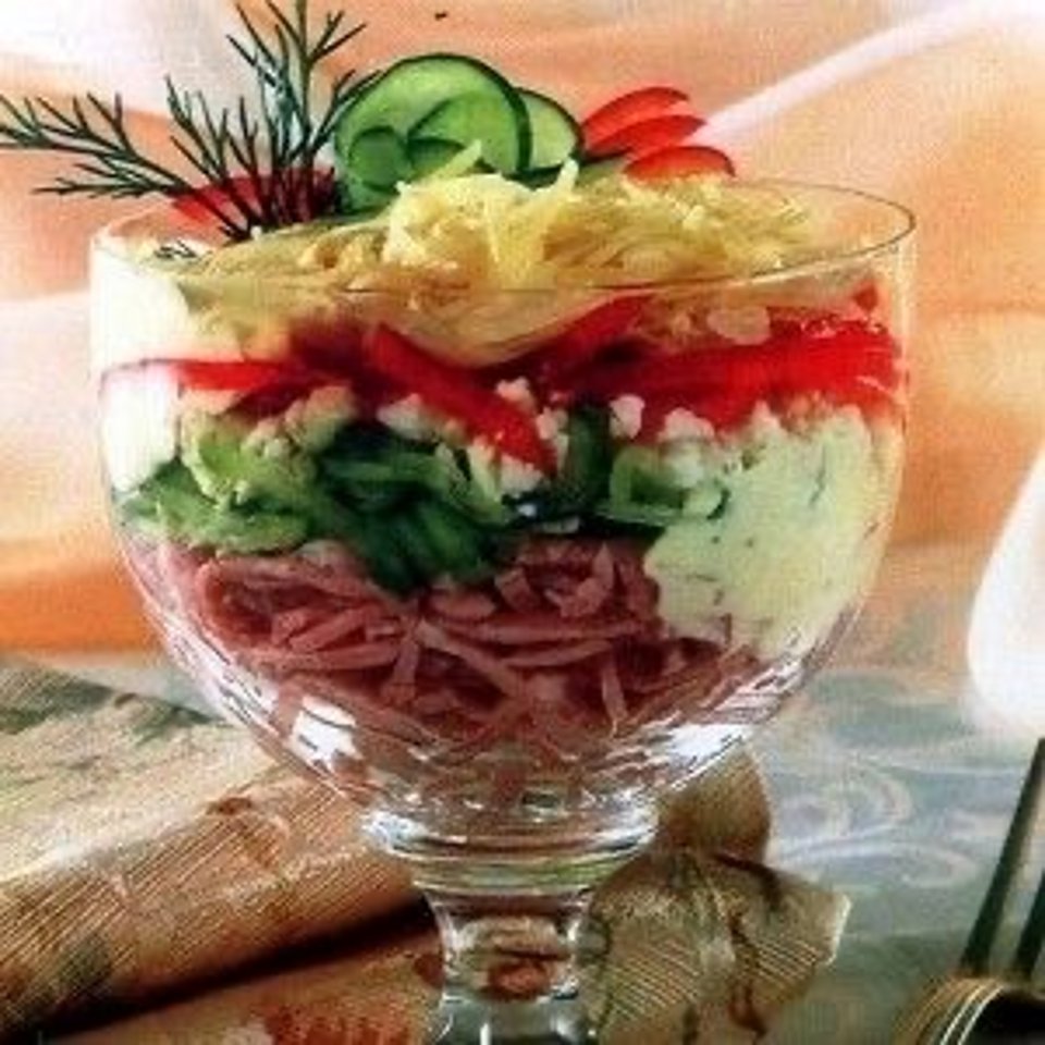 Слоеный салат-коктейль с ветчиной и болгарским перцем 🥗 - рецепт с  фотографиями - Patee. Рецепты