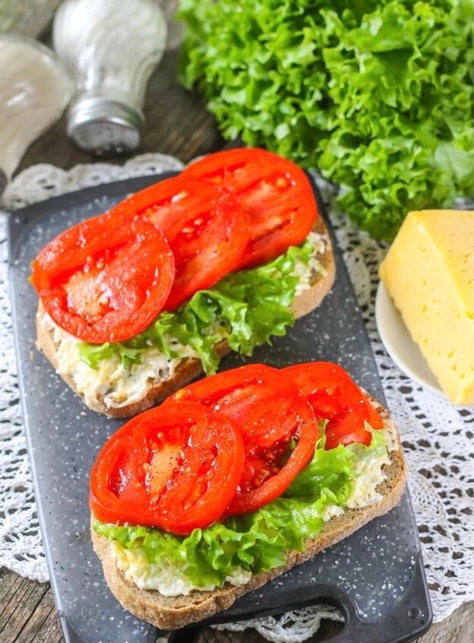 бутерброды с сыром и помидорами фото