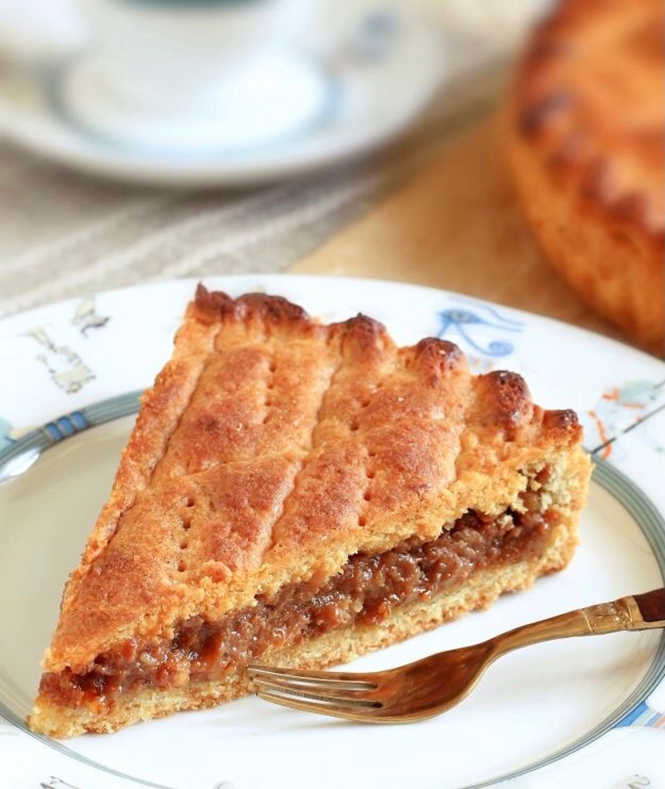 Пирог с варенной сгущенкой и грецкими орехами 🍮 - рецепт с фотографиями -  Patee. Рецепты