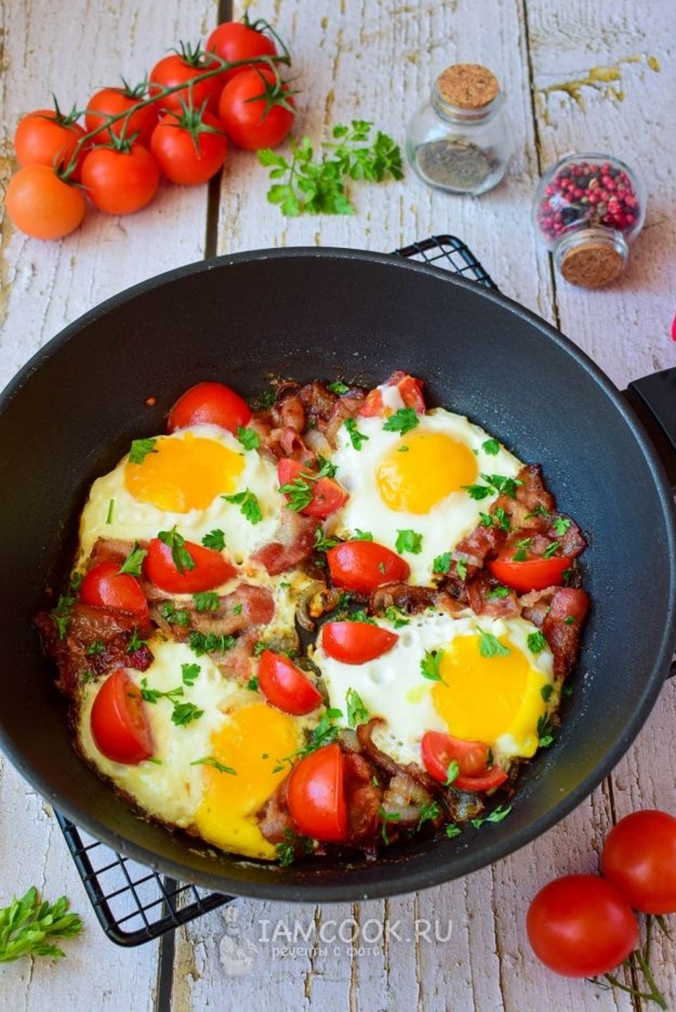 Яичница с беконом помидорами и луком 🍳 - рецепт с фотографиями - Patee.  Рецепты