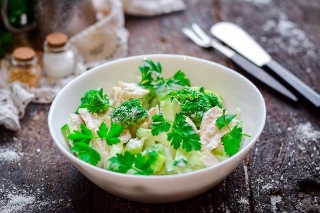 Салат из брокколи с греческим йогуртом, простой вкусный рецепт
