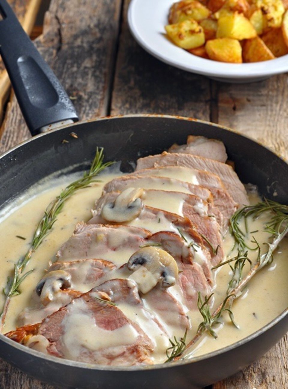 Свиной окорок с вином, сливками и грибами 🥩 - рецепт с фотографиями -  Patee. Рецепты