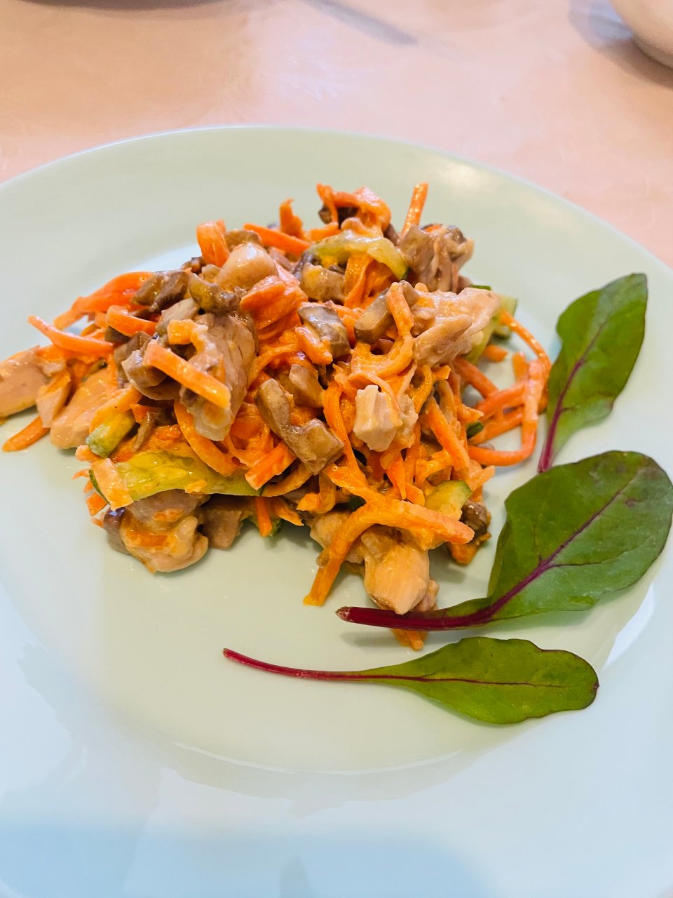 Салат «Восторг» с курицей, корейской морковью и грибами