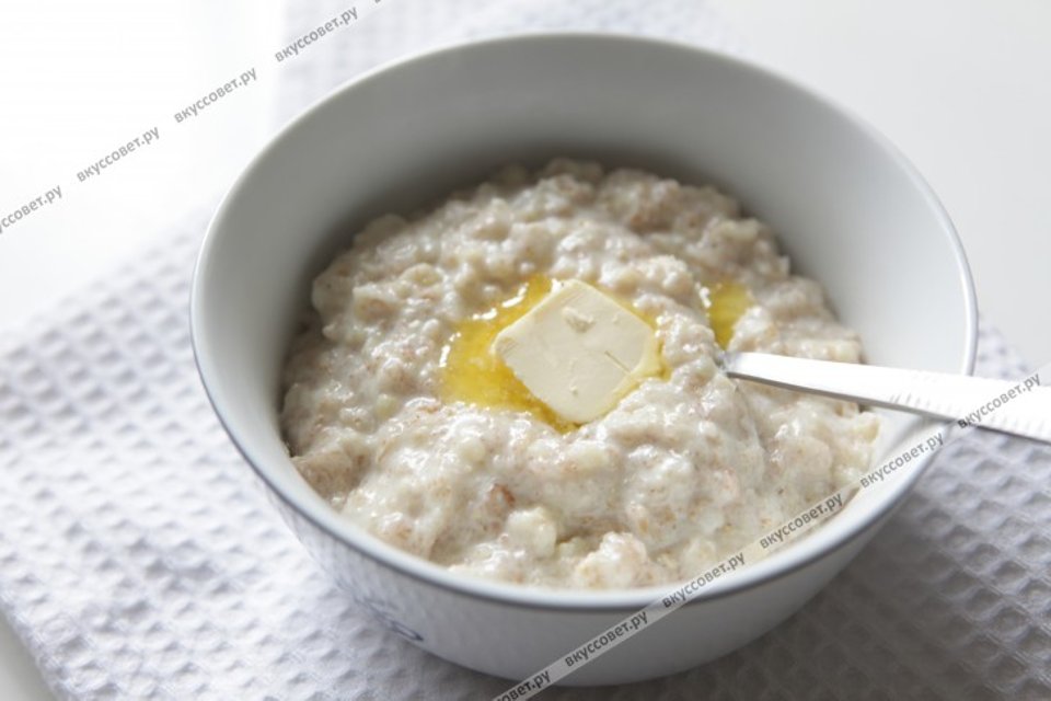 Овсяная каша на воде с маслом. Геркулес каша на молоке. Молочная каша Геркулес. Каша Геркулес завтрак. Каша геркулесовая молочная с маслом сливочным.