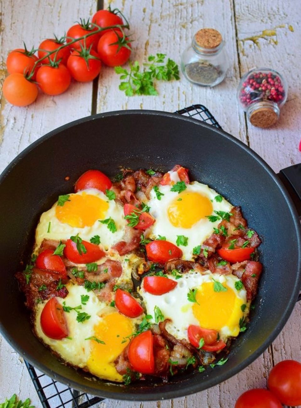 Яичница с беконом, помидорами и луком 🍳 - рецепт с фотографиями - Patee.  Рецепты