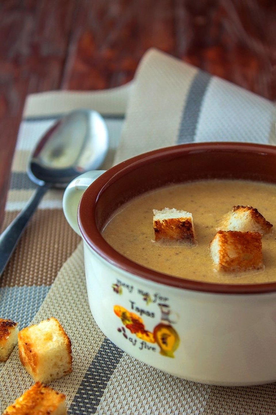 Грибной крем-суп с чесночными сухариками 🍲 - рецепт с фотографиями -  Patee. Рецепты