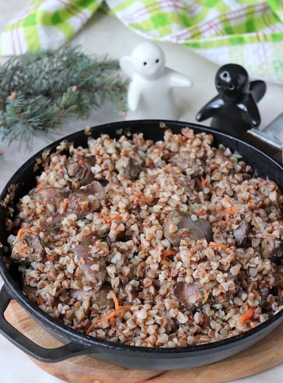 Тушеная куриная печень с гречкой на сковороде 🥣 - рецепт с фотографиями -  Patee. Рецепты