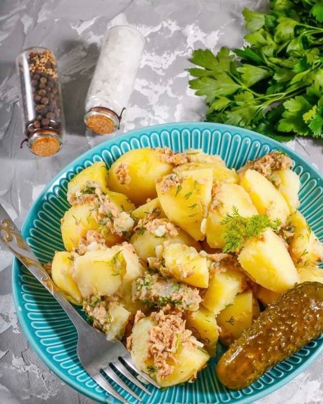 Отварной картофель с консервированным тунцом 🥔