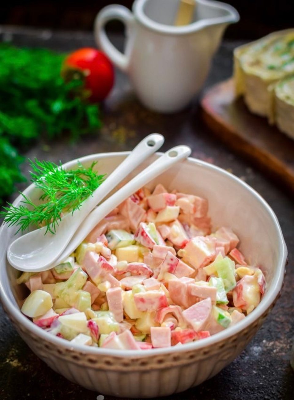 Салат с крабовыми палочками и болгарским перцем и колбасой 🥗 - рецепт с  фотографиями - Patee. Рецепты