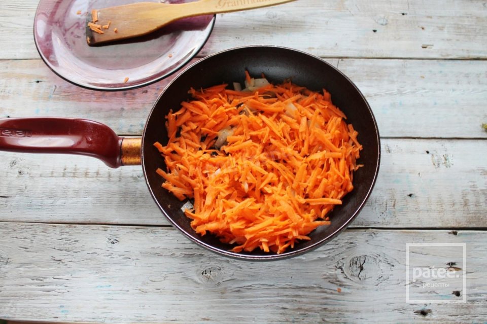 Минтай тушеный с луком и морковью на сковороде рецепт с фото пошагово