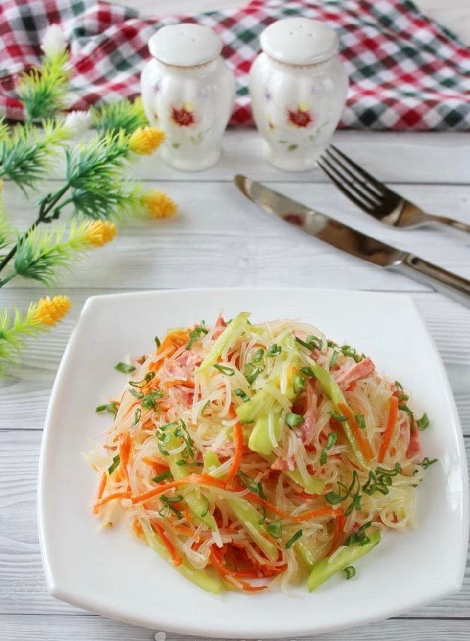 Салат с фунчозой и колбасой (с огурцами) 🥗 - рецепт с фотографиями -  Patee. Рецепты