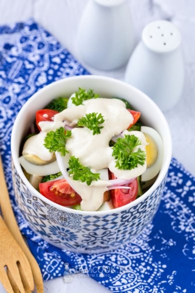 Салат из брокколи с яйцом и помидорами 🥗