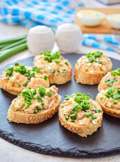 Бутерброды с печенью трески, яйцом и луком 🥪